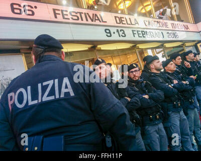 San Remo, Italie. Feb 13, 2016. La police en face de la Teatro Ariston pour la sécurité de la 66 édition du Festival de Sanremo Crédit : Stefano Guidi/Alamy Live News Banque D'Images