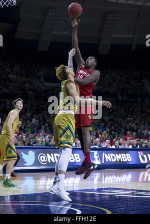 South Bend, Indiana, USA. Feb 13, 2016. Louisville avant Jaylen Johnson (10) tire la balle comme Notre Dame de l'avant Zach Auguste (30) défend l'action de jeu de basket-ball de NCAA durant entre les Notre Dame Fighting Irish et le Louisville Cardinals à Purcell Pavilion à Joyce Center à South Bend, Indiana. Notre Dame défait Louisville 71-66. John Mersits/CSM/Alamy Live News Banque D'Images