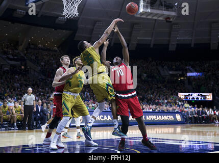 South Bend, Indiana, USA. Feb 13, 2016. Notre Dame de l'avant Bonzie Colson (35) et Louisville avant Jaylen Johnson (10) va jusqu'à une reprise au cours de l'action de jeu de basket-ball de NCAA entre la Cathédrale Notre Dame Fighting Irish et le Louisville Cardinals à Purcell Pavilion à Joyce Center à South Bend, Indiana. Notre Dame défait Louisville 71-66. John Mersits/CSM/Alamy Live News Banque D'Images