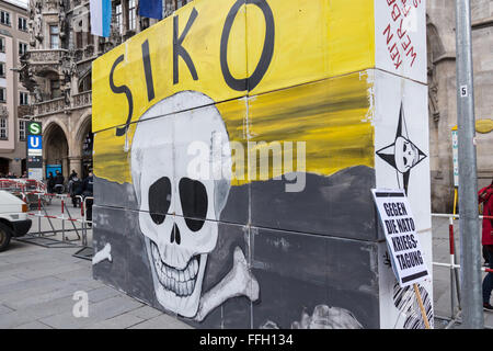 Munich, Allemagne. 13 févr., 2016. L'installation d'art contre la conférence de sécurité de Munich. Credit : Florian Bengel/Alamy Live News. Banque D'Images