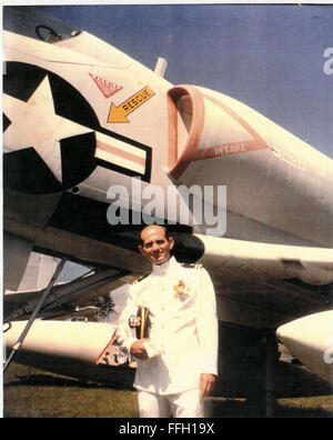 Le Dr James Ruffer, ancien pilote de chasse du corps des Marines, rejoint plus tard la Marine et devient chirurgien de vol. Son parcours militaire varié couvre les domaines de l'aviation et de la médecine. Banque D'Images