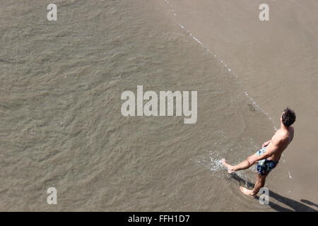 Homme marchant sur Santa Monica State Beach Banque D'Images