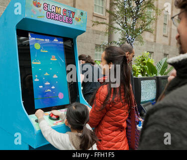 Mère et fille asiatique jouant Slam City Oracles jeux vidéo jeu - USA Banque D'Images