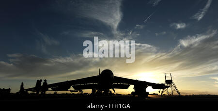 Aviateurs affecté à Air Force Global Strike Command pour faire le plein d'un B-52 Stratofortress à RAF Fairford, Angleterre. L'aéronef a effectué des vols d'entraînement dans le domaine de responsabilité de commandement européen au cours d'un déploiement à court terme visant à offrir des possibilités aux équipages de perfectionnent leurs compétences et se familiariser avec les bases aériennes et les opérations dans la région. Banque D'Images