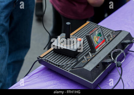 Atari Vintage 2600 accueil console de jeux vidéo et joystick - USA Banque D'Images