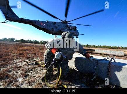 Le s.. Ryan Boyles attentes au cours de la charge sous élingue ainsi qu'une formation CH-53E Super Stallion at Joint Base McGuire-Dix-Lakehurt, N.J. La charge sous élingue permet la formation d'unités au sol et la possibilité de pratiquer le déplacement de grandes ou de fret d'urgence dans des zones où les avions ne peuvent pas atteindre. Banque D'Images