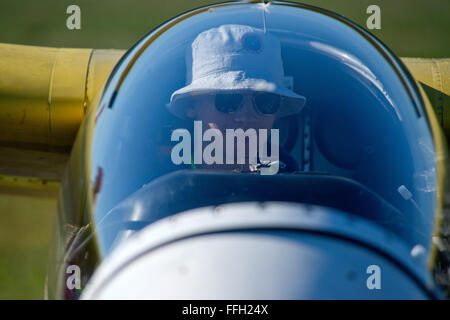 Civil Air Patrol Cadet, Jens Houck, se prépare pour un vol dans un Super planeur Blanik L-23. Houck est un étudiant à l'académie à Northeast Regional Glider Springfield, Vermont Banque D'Images