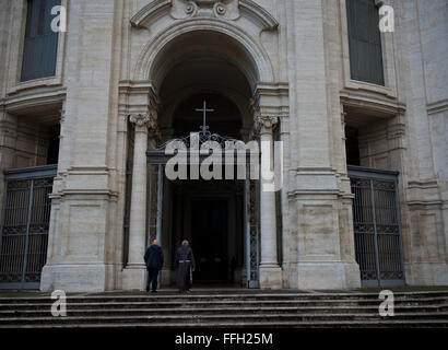 Aumônier à la retraite (Lt. Le colonel) Robert Bruno entre dans la Basilique de la Santa Croce in Gerusalemme, Rome. Santa Croce est l'une des sept églises de pèlerinage de Rome. Le congé sabbatique permet à Bruno l'opportunité de voir l'histoire de Rome et les églises à l'intérieur. Banque D'Images