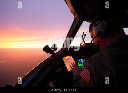 Le lieutenant-colonel Matthew Yaun mène des opérations aériennes lors d'un vol d'entraînement à bord d'un C-17 Globemaster III près de Joint Base Charleston, S.C. de vols d'entraînement sont essentiels pour le succès des opérations d'aviateurs parce qu'elles aident à développer les compétences nécessaires pour combattre et missions humanitaires. Yaun est un pilote affecté au 300e Escadron de transport aérien. Banque D'Images