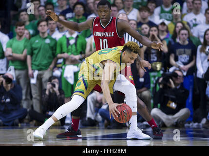 South Bend, Indiana, USA. Feb 13, 2016. Notre Dame de l'avant Zach Auguste (30) dribble le ballon comme Louisville avant Jaylen Johnson (10) défend l'action de jeu de basket-ball de NCAA durant entre les Notre Dame Fighting Irish et le Louisville Cardinals à Purcell Pavilion à Joyce Center à South Bend, Indiana. Notre Dame défait Louisville 71-66. John Mersits/CSM/Alamy Live News Banque D'Images