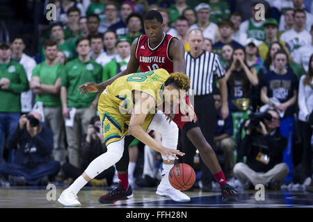 South Bend, Indiana, USA. Feb 13, 2016. Notre Dame de l'avant Zach Auguste (30) dribble le ballon comme Louisville avant Jaylen Johnson (10) défend l'action de jeu de basket-ball de NCAA durant entre les Notre Dame Fighting Irish et le Louisville Cardinals à Purcell Pavilion à Joyce Center à South Bend, Indiana. Notre Dame défait Louisville 71-66. John Mersits/CSM/Alamy Live News Banque D'Images