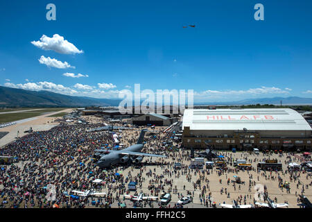 Un P-51 Mustang vole côte à côte avec un F-16 Fighting Falcon sur la foule pendant les guerriers sur les monts Wasatch Air Show at Hill Air Force Base, dans l'Utah. Les événements au cours de l'émission inclus l'équipe de parachutistes de l'armée américaine, les chevaliers d'or ; un F-16 attack démonstration par la 388e Escadre de chasse et d'une precision air démonstration par les Thunderbirds. Banque D'Images