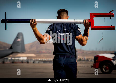 Le s.. Weaver Stanley, le Thunderbird 4 chef d'équipe dédiée, finitions en positionnant les Thunderbirds F-16 Fighting Falcon en préparation pour une pratique spectacle à Nellis Air Force Base, Nevada Banque D'Images