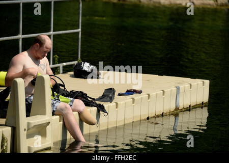 Keith Morlan regroupe jusqu'son scaphandre autonome après avoir participé à une plongée sous-classe à Spring Lake à San Marcos, Texas. Le Centre de réadaptation de l'Intrépide fournit pour l'Opération Liberté pour l'Irak et l'opération Enduring Freedom de victimes qui ont subi une amputation, brûlures ou fonctionnels, l'amputation, et fournit de l'éducation à la Défense et département des Anciens Combattants professionnels sur les modalités de réhabilitation de pointe, et de promouvoir la recherche dans les domaines de l'orthopédie, prothèses, physique et de la réadaptation professionnelle. Banque D'Images