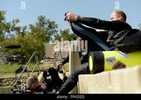 Keith Morlan enlève sa combinaison, tout en participant à un cours de plongée sous-marine à Spring Lake à San Marcos, Texas. Le Centre de réadaptation de l'Intrépide fournit pour l'Opération Liberté pour l'Irak et l'opération Enduring Freedom de victimes qui ont subi une amputation, brûlures ou fonctionnels, l'amputation, et fournit de l'éducation à la Défense et département des Anciens Combattants professionnels sur les modalités de réhabilitation de pointe, et de promouvoir la recherche dans les domaines de l'orthopédie, prothèses, physique et de la réadaptation professionnelle. Banque D'Images