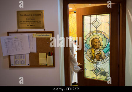 Aumônier à la retraite (Lt. Le colonel) Robert Bruno ferme la porte de la chapelle comme il se joint à la messe catholique du Nord de l'American College campus à Rome. Banque D'Images