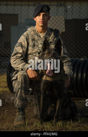 Le s.. Mark Devine, un conducteur de chien de travail militaire du 802 e Escadron des Forces de sécurité, s'agenouille à côté de son chien de travail militaire à JJany Antonio-Lackland Joint Base San, au Texas. Les deux ont été la formation et l'élaboration de chimie pour plus d'un an. Dans une situation classique, le gestionnaire et le chien resteront ensemble tout au long de la mission. Devine et militaire de chiens de travail affecté à JBSA-Lackland remplissent les exigences de l'application de la loi tous les jours ou en train de rester prêt à la mission. Banque D'Images