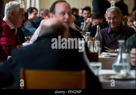 Aumônier à la retraite (Lt. Le colonel) Robert Bruno (à droite) et le père Peter Ray, de l'Archidiocèse de Melbourne, Australie, de se parler pendant le déjeuner dans la salle à manger sur le campus du collège. Banque D'Images