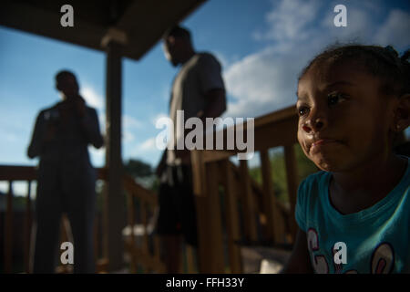 Somaya, 2, fille de sergent. Chantel Thibeaux, Base-Fort mixte Sam Houston, Texas, assistant dentaire instructeur, regarde dans la chambre pendant que sa mère et son père parler de Wendell lors d'un barbecue familial. À deux ans, Somaya est pas au courant de son combat contre le cancer et les mères ont essayé de jouer avec elle toutes les chances qu'elle peut, mais est limité à certaines activités. Environ 15 parents et amis réunis chez elle pour célébrer le succès de la chirurgie et de fournir l'amour à Thibeaux au cours de sa quête pour vaincre le cancer. Banque D'Images