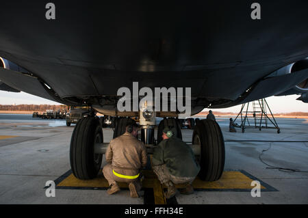 Le s.. Brandon Anderson et Senior Airman Steven Fisher regarder par dessus les pneus de C-5 Galaxy lors de vérifications avant vol à la base aérienne de Dover, Delaware. Les deux sont affectés à la 436e Escadron de maintenance des aéronefs. Banque D'Images