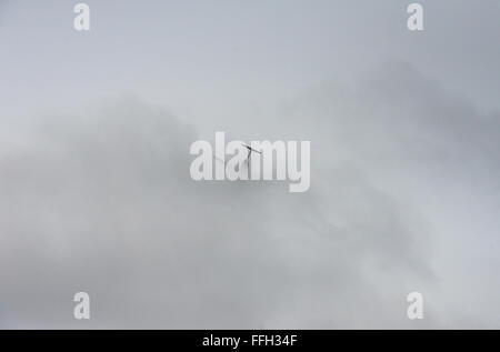 Un C-5 Galaxy à partir de Dover Air Force Base, Texas, vole dans les nuages pendant une mission en Afghanistan. Banque D'Images