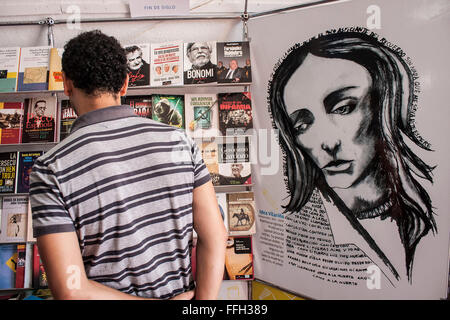 La Havane, Cuba. Feb 13, 2016. Un homme montres livres lors de la 25e Foire internationale du livre de Cuba en 2016, au Fort de Saint Charles, à La Havane, Cuba, le 13 février 2016. Au cours de l'événement qui vient de l'Uruguay comme pays invité d'honneur, s'affichent plus de 900 nouvelles publications concrétisé dans environ quatre millions d'exemplaires des textes, avec environ 70 éditeurs cubains. Credit : Joaquin Hernandez/Xinhua/Alamy Live News Banque D'Images