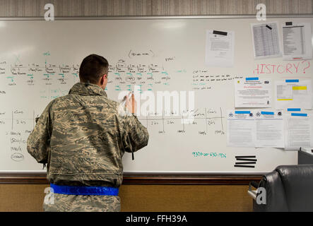 Le sergent-chef. Randy Rollins assure le suivi de l'entretien calendrier pour un C-5 Galaxy dans son bureau à la base aérienne de Dover, Delaware. Comme le 436e SquadronÕs Maintenance maintenance production surintendant, Rollins est responsable de garder la trace de l'heure prévue d'achèvement de chaque phase du cycle d'entretien des aéronefs. Banque D'Images