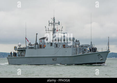 Le HMS Pembroke (M107) de payer une visite à Portsmouth. Banque D'Images