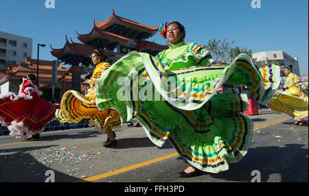 Los Angeles, USA. Feb 13, 2016. Les artistes interprètes ou exécutants participent à la Parade du Nouvel An chinois à Los Angeles, États-Unis, le 13 février 2016. Crédit : Yang Lei/Xinhua/Alamy Live News Banque D'Images