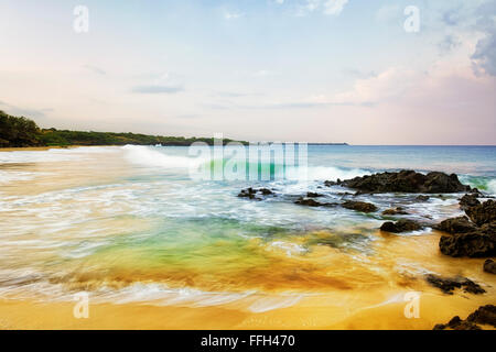 L'aube avec la vagues déferlantes à Hapuna Beach sur la grande île d'Hawaï. Banque D'Images