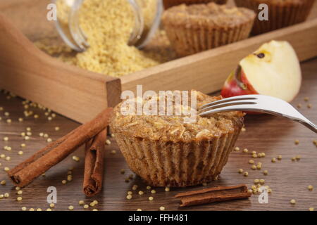 Muffins frais avec le millet, l'avoine, flocons de gruau et cannelle cuit apple avec farine complète, concept de délicieux, Banque D'Images