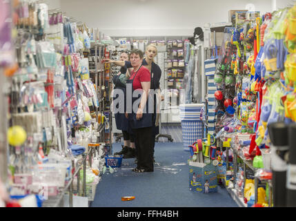 Christchurch, Nouvelle-Zélande. 14Th Feb 2016. Commerçants nettoyer après une magnitude 5.7 tremblement de terre a secoué la ville peu après 1 heures, pas de blessures graves ou de dommages ont été signalés. Près de deux douzaines de répliques ont été signalés. Le séisme a été ressenti dans l'île du Sud et dans la région de Wellington. Il s'agit de près de cinq ans après le terrible séisme de Christchurch 6,3 0n 22 février 2011. © PJ Heller/ZUMA/Alamy Fil Live News Crédit : ZUMA Press, Inc./Alamy Live News Banque D'Images