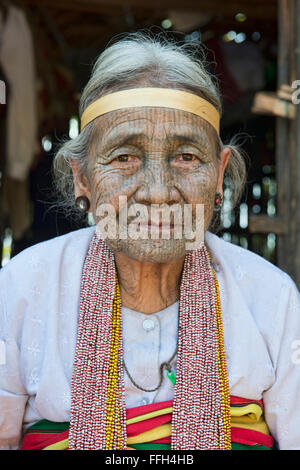 A 90 ans avec femme Yindu Menton visage tatoueurs de Kanpetlet, Myanmar. Les femmes Chin tribal avaient leurs visages lorsqu'ils tatoué Banque D'Images