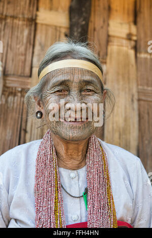 A 90 ans avec femme Yindu Menton visage tatoueurs de Kanpetlet, Myanmar. Banque D'Images