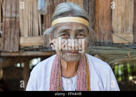 A 90 ans avec femme Yindu Menton visage tatoueurs de Kanpetlet, Myanmar. Banque D'Images