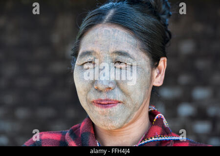 Un U-Pu tribu Menton femme avec des tatouages faciaux, Kanpetlet, Myanmar. Banque D'Images