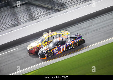 Daytona Beach, FL, USA. Feb 13, 2016. Daytona Beach, FL - Dec 13, 2016 : Denny Hamlin (11) remporte le Sprint Unlimited au Daytona International Speedway de Daytona Beach, FL. Credit : csm/Alamy Live News Banque D'Images