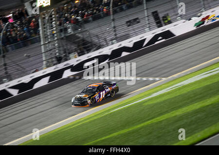 Daytona Beach, FL, USA. Feb 13, 2016. Daytona Beach, FL - Dec 13, 2016 : Denny Hamlin (11) remporte le Sprint Unlimited au Daytona International Speedway de Daytona Beach, FL. Credit : csm/Alamy Live News Banque D'Images