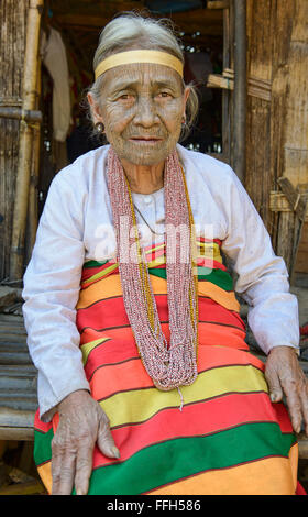 A 90 ans avec femme Yindu Menton visage tatoueurs de Kanpetlet, Myanmar. Banque D'Images