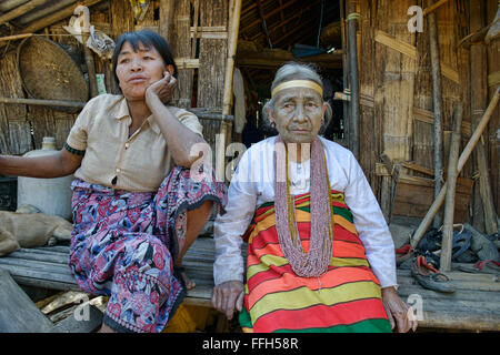 A 90 ans avec femme Yindu Chin tatouages visage siège avec sa fille en Kanpetlet, Myanmar. Banque D'Images