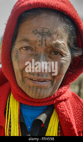 Un menton Muun avec tatouages visage femme, Myanmar, Mindat. Banque D'Images