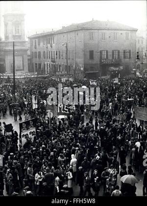 1973 - Le Mouvement des étudiants italiens. Milan, février 1973  = Cette photo d'un grand nombre d'étudiants italiens, tous les membres de l'Movimento Studentesco (le mouvement des étudiants) qui est généralement considéré comme un organisme de gauche et qui est dirigé par Mario Capanna, a été prise le 19 février de 1973 à Milan Sanct Stephan place (Piazza Santo Stefano). L'image donne une idée de combien d'élèves sont membres de cette organisation qui était devenue si puissante au cours des quatre dernières années. © Keystone Photos USA/ZUMAPRESS.com/Alamy Live News Banque D'Images