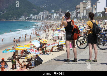 Rio de Janeiro, Brésil. Feb 13, 2016 : l'été à Rio de Janeiro détient les plages bondées et qu'il y a renforcement des services de police à travers l'extrémité de la ville. Certains des plus plages bondées sont Ipanema, Leblon, Arpoador et dans le sud de la ville. Le site reçoit en renfort de la police au cours de l'opération "Summer' qui accroît la patrouille policière le front de mer. Credit : Luiz Souza/Alamy Live News Banque D'Images