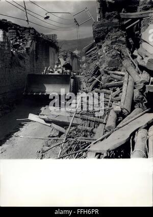 1970 - Séisme au Pérou le 31 mai 1970, l'équipement lourd utilisé dans la rue de nettoyage de débris dans Huarez. © Keystone Photos USA/ZUMAPRESS.com/Alamy Live News Banque D'Images