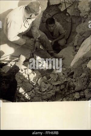 1970 - Séisme au Pérou le 31 mai 1970, l'équipement lourd utilisé dans la rue de nettoyage de débris dans Huarez. © Keystone Photos USA/ZUMAPRESS.com/Alamy Live News Banque D'Images