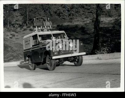 1966 - Conférence sur les moteurs Multi-Fuel. : M. Christopher Soames, le secrétaire d'État à la guerre- aujourd'hui, a ouvert la Conférence et démonstration sur les moteurs Multi-Fuel- à la recherche de véhicules de combat et de développement mise en place, à Chertsey, dans le Surrey. Le moteur essence est un qui fonctionne tout aussi bien sur le carburant diesel- turbine à gaz combustible ou d'essence ou un mélange de ces. Photo montre. M. Soames au whell d'une Land-Rover qui est propulsé par un moteur multi- test d'une colline de 1 à 4 - à Chertsey aujourd'hui sur le toit du véhicule peut être vu les deux réservoirs de carburant diesel et de patrouille. Banque D'Images