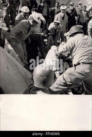 1970 - Séisme au Pérou le 31 mai 1970, l'équipement lourd utilisé dans la rue de nettoyage de débris dans Huarez. (Crédit Image : © Keystone Photos USA/ZUMAPRESS.com) Banque D'Images