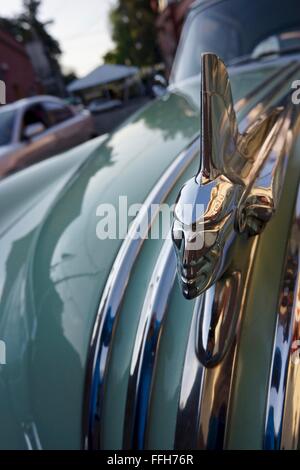 1950 Pontiac Chieftain hood (capot) ornament Banque D'Images