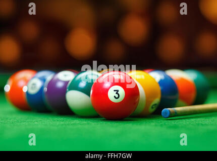 Boules de billard dans un billard vert Banque D'Images