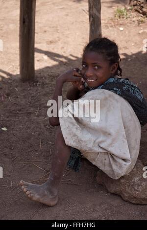 Ethiopian girl smiling looking up Banque D'Images